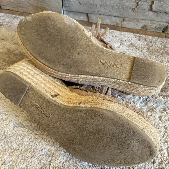 Minnetonka Wedges Sandal Ashley Espadrille Tassel Suede Leather Tan Open Toe: 9 - Picture 11 of 14